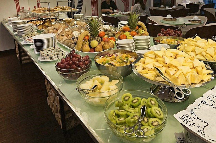 Hotel Porto Trindade buffet.jpg